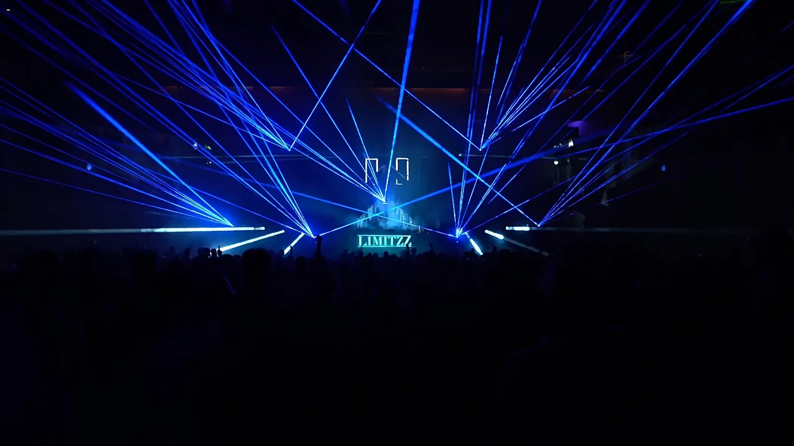 Blauwe lasers boven de mainstage van Limitzz en het publiek.
