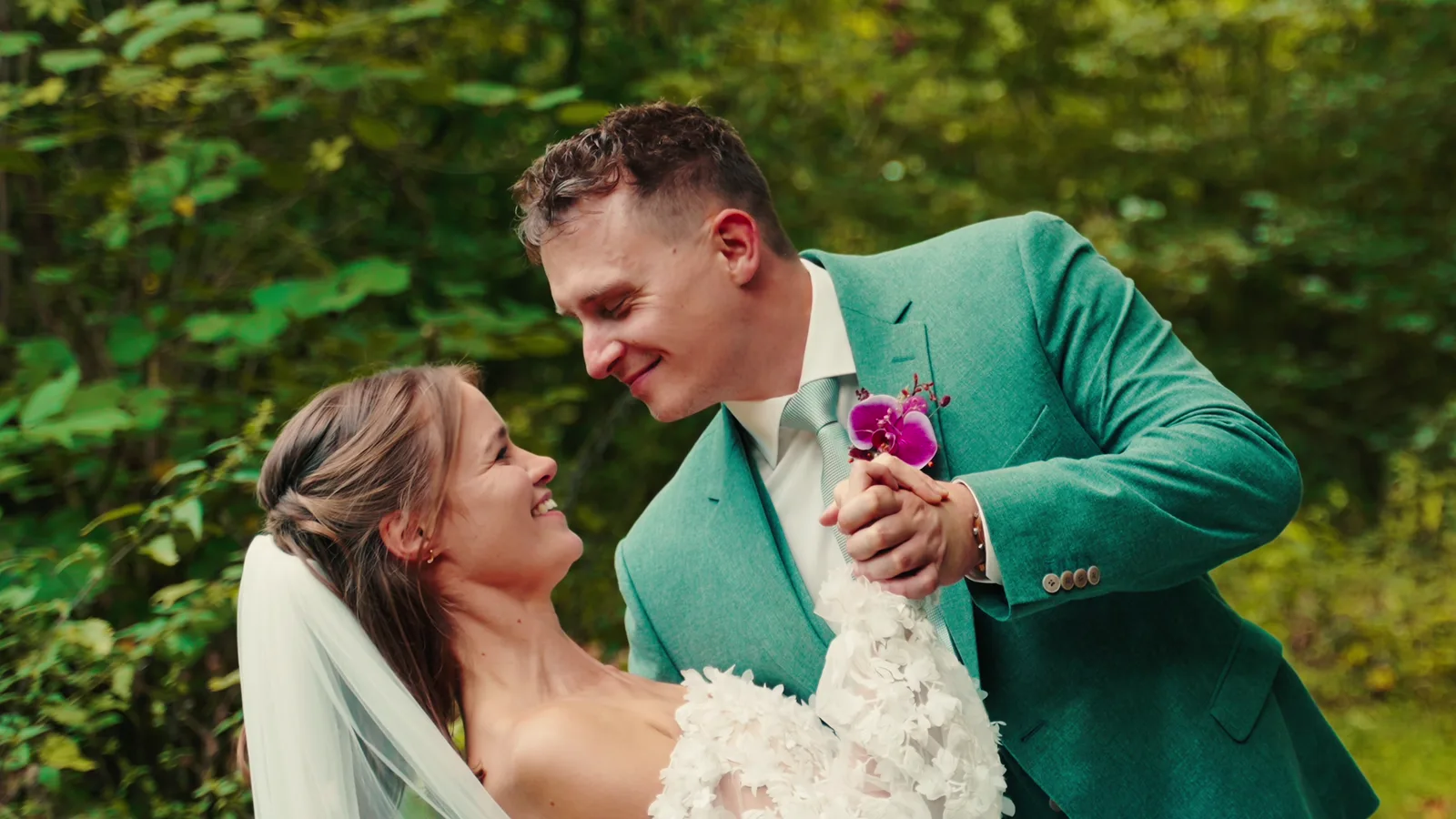 Angelo en Femke dansen tussen het groen en kijken elkaar aan.